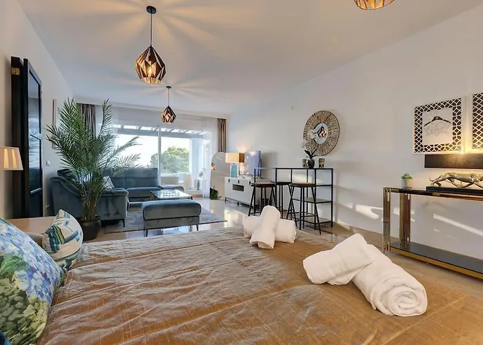 דירה Luxurious 80m² Apartment, Stunning Sea Views - Rio Real Golf, מארבלה